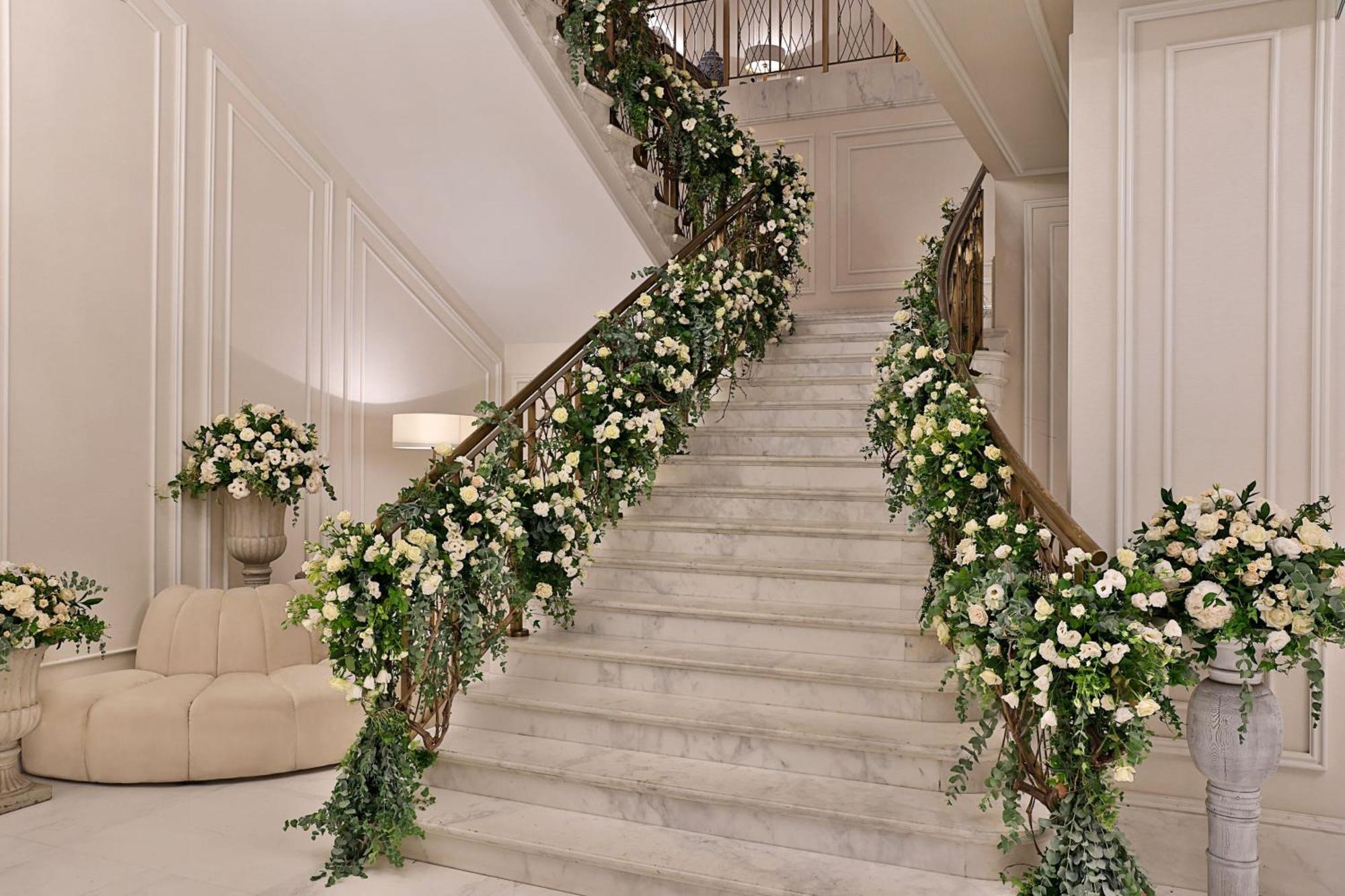 The Ritz-Carlton, Amman 호텔 외부 사진 The staircase of the hotel