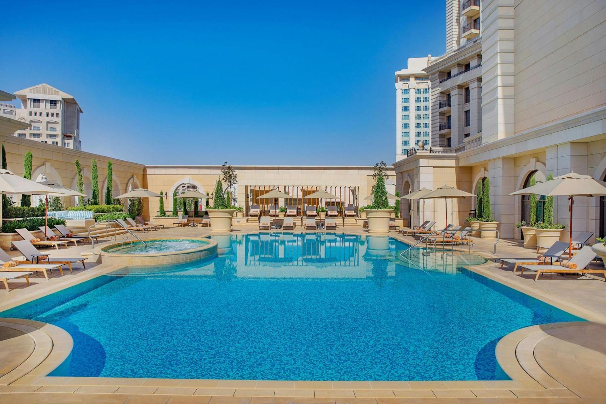 The Ritz-Carlton, Amman 호텔 외부 사진 The pool at the hotel