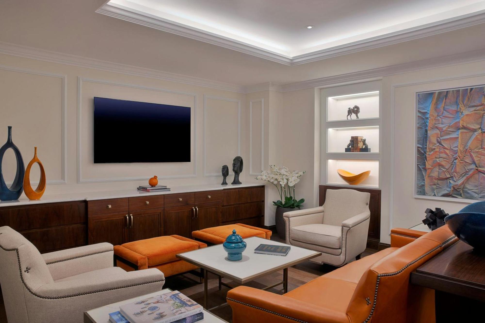 The Ritz-Carlton, Amman 호텔 외부 사진 A living room with indirect lighting