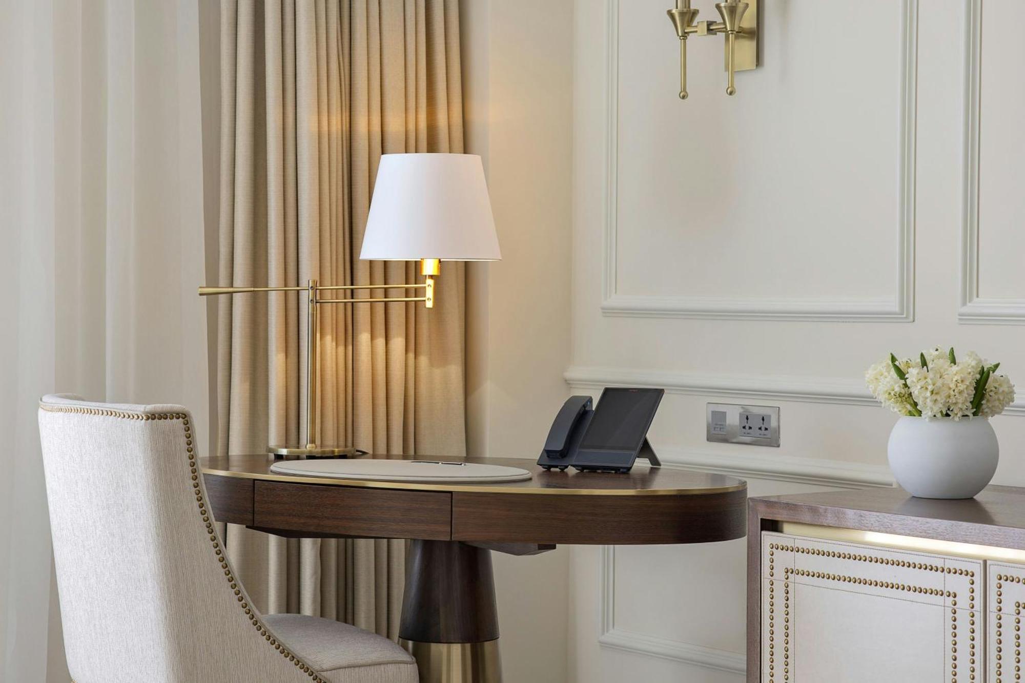 The Ritz-Carlton, Amman 호텔 외부 사진 A table lamp