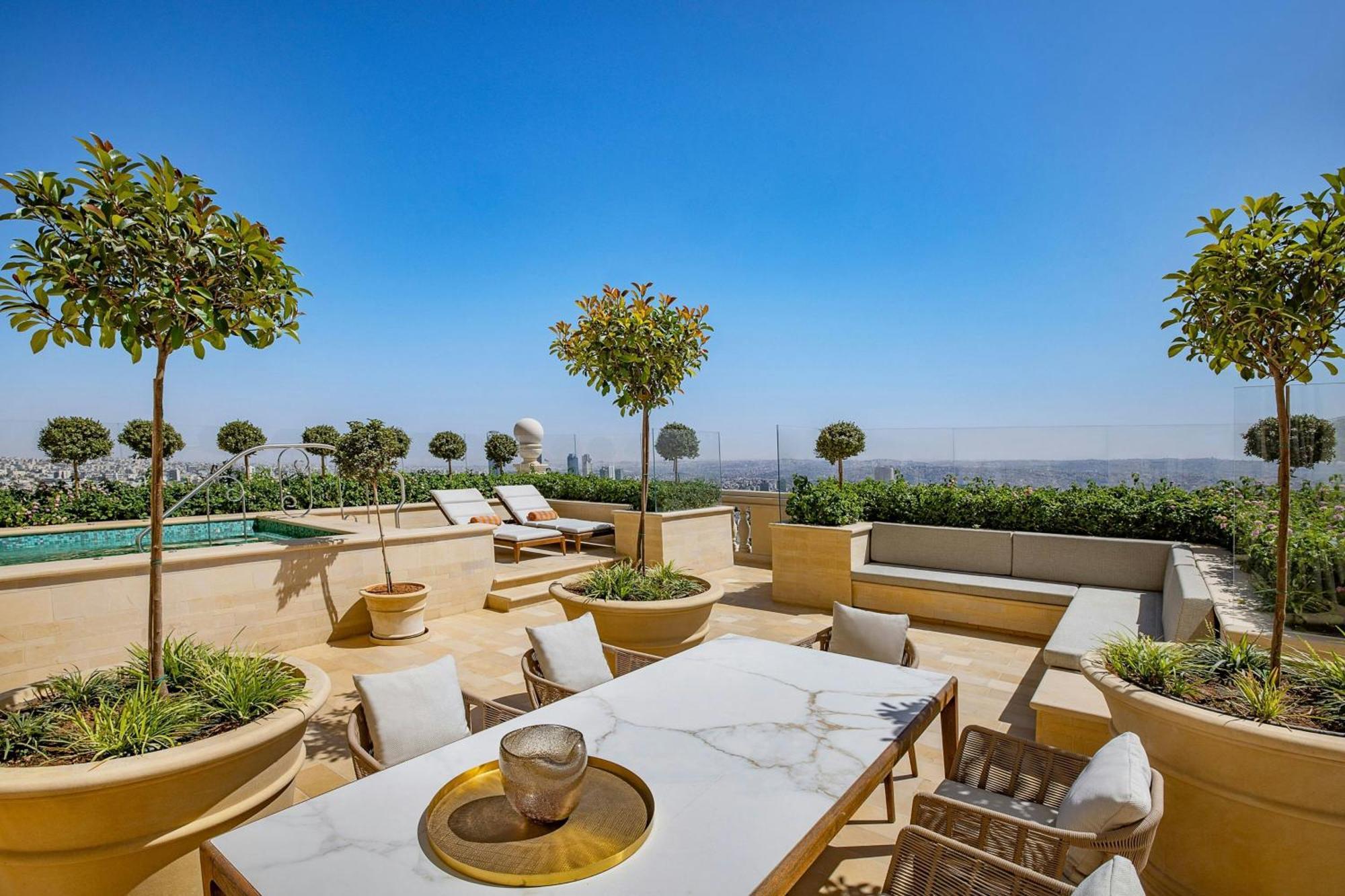 The Ritz-Carlton, Amman 호텔 외부 사진 The rooftop pool at the Four Seasons Hotel