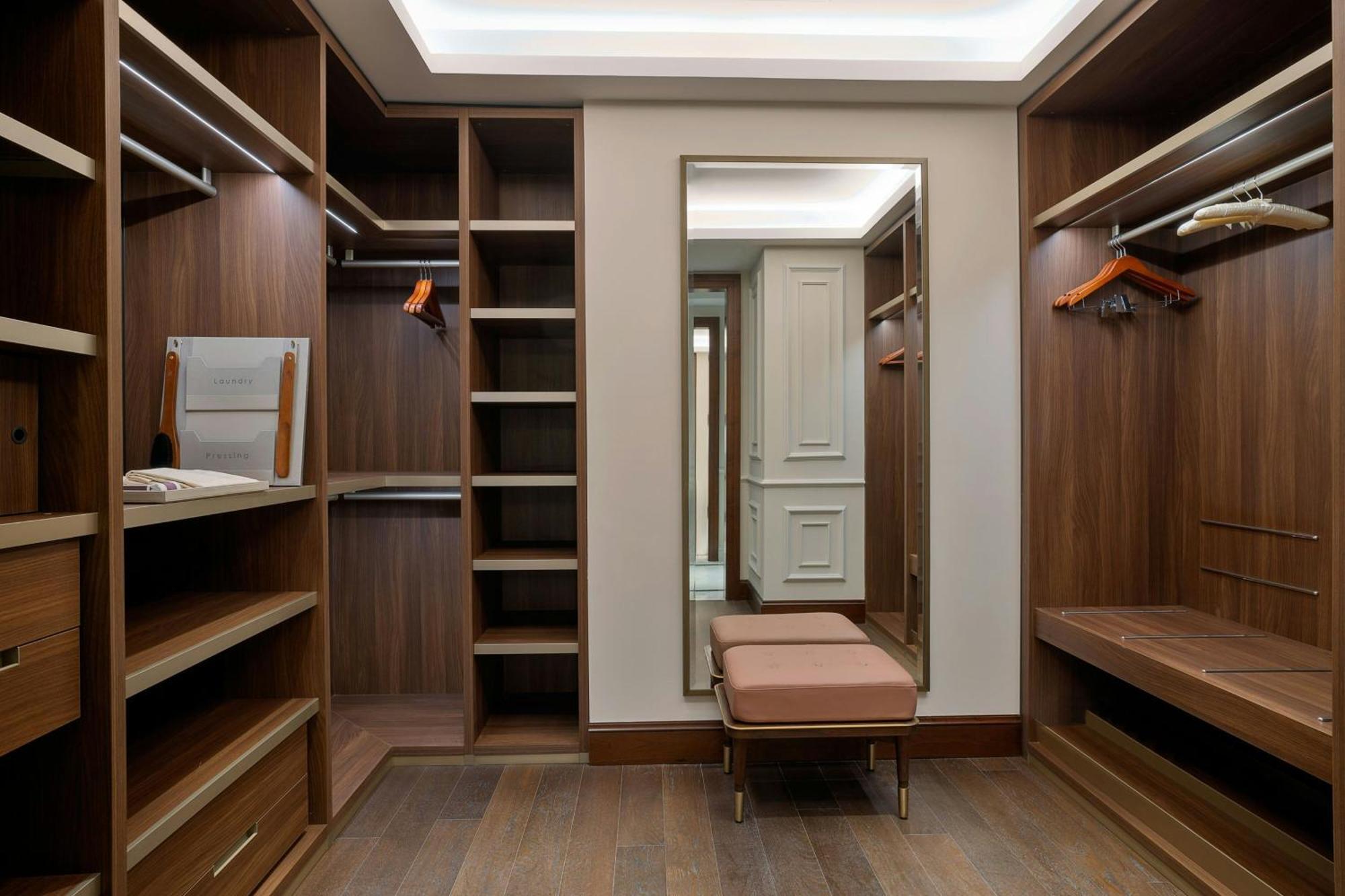 The Ritz-Carlton, Amman 호텔 외부 사진 A walk-in closet
